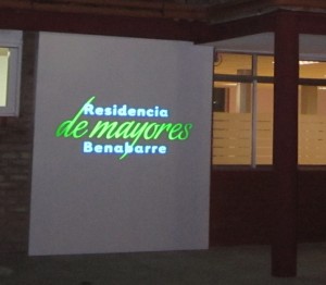 Logotipo entrada residencia de benabarre de noche